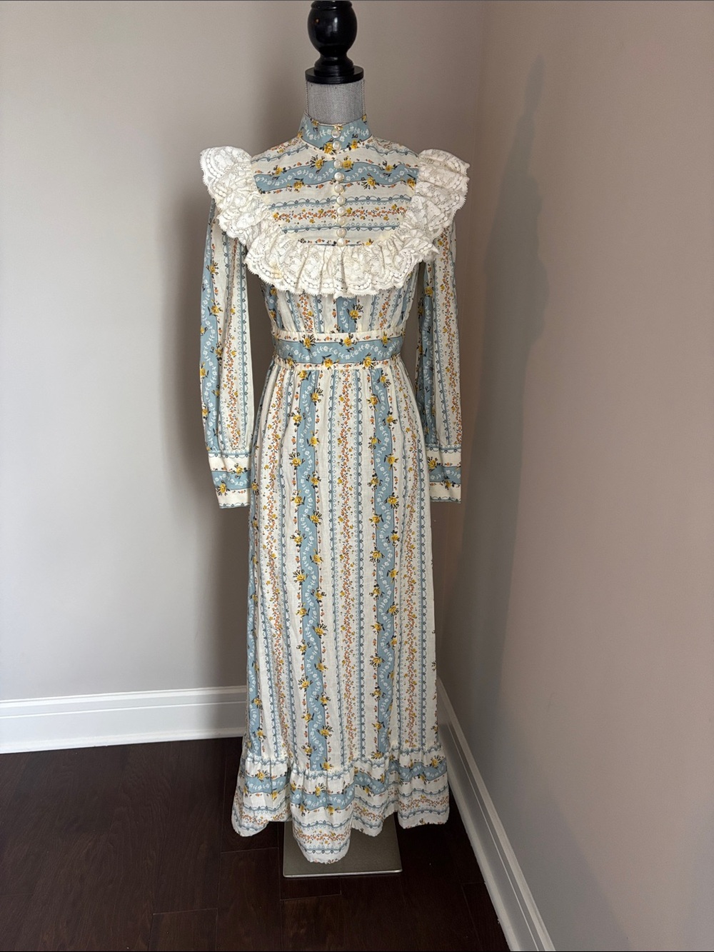 Vintage 70s Vicky Vaughn cottagecore Maxi Dress w/High Collar, Lace Ruffle dress
